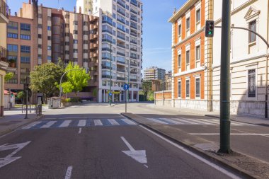 yaya geçidi, trafik ışıkları ve boya ile modern sokak