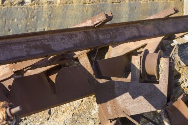 Paslı raylar ve terk edilmiş kömür madeni