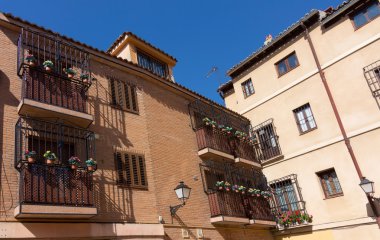 balkon town of alcala de henares içinde İspanya dekore edilmiştir.