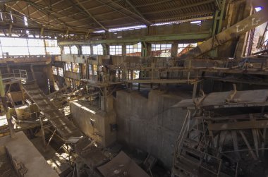 Savaştan sonra terk edilmiş bir madende bir kömür makine yok