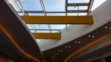 Modern pencere ve ahşap sütunlar