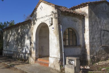 eski evleri yıkılan ve varsayılan olarak harabeye