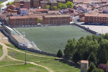 Yapay sahası olan bir futbol sahası panoramiği.