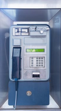 Modern kamu telefon kulübesinden