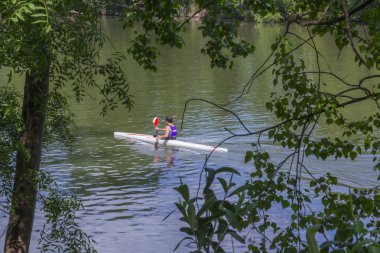 Valladolid, İspanya - 5 Nisan: katılan kanocu aileler 