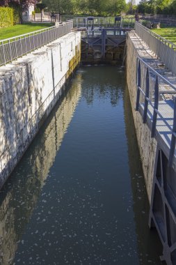 Bir kanal suda Gates çevreleme