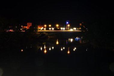 pisuerga Nehri, gece ışıkları ve yansımaları, valladolid,
