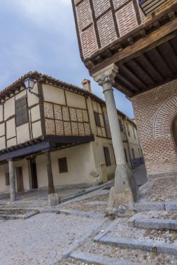 arcades arevalo, İspanya içinde tipik sütunlarla detay