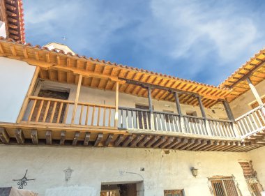 İspanyol güzel eski bina beyaz duvarlar ve ahşap decki