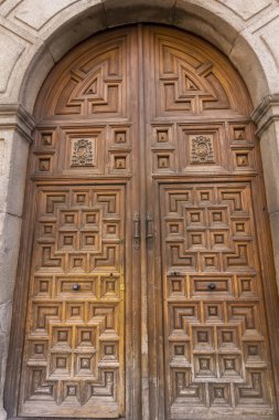 Katolik kilise tipik ahşap kapı girişi