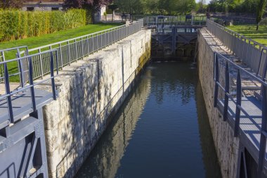 Bir kanal suda Gates çevreleme