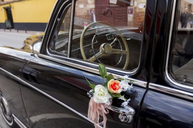 eski bir siyah lüks araba dekorasyon çiçekler