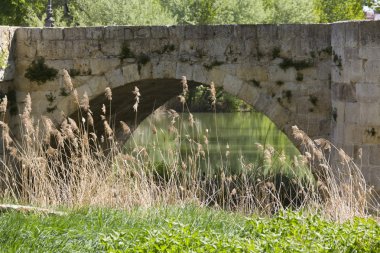 Kemerler ve su eski taş köprü bloğu