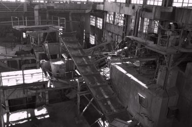 Savaştan sonra terk edilmiş bir madende bir kömür makine yok