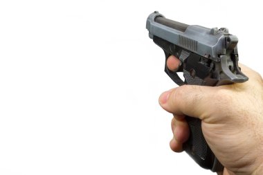 Beyaz arka planlı bir elinde yarı otomatik tabanca