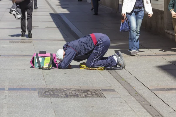 Barcelona, Spanien - 20 April: fattiga man tigger på gatan Apri — Stockfoto