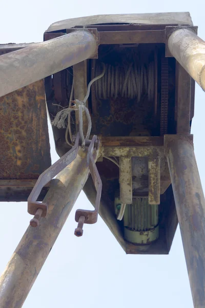 Motor and cable rusty old truck crane — Stock Photo, Image