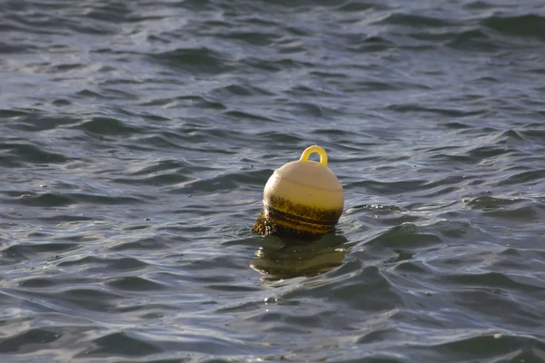 海でボートを係留のブイ — ストック写真