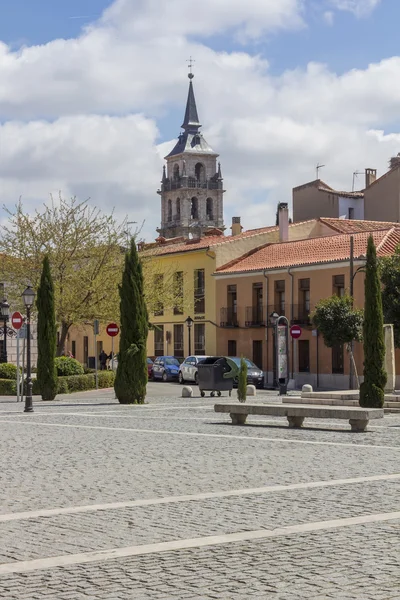 Calles y edificios antiguos de la ciudad de Alcalá de Henares, Spai — Foto de Stock