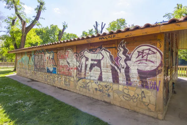 Maison en brique moderne pleine de vandalisme graffiti — Photo