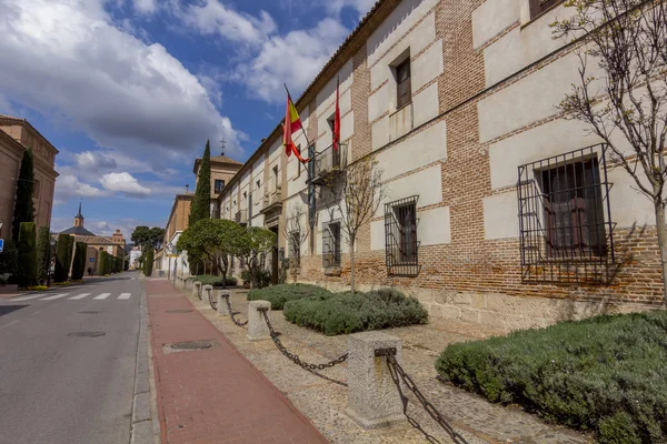Улицы и старинные здания города Алькала-де-Энарес, Спай — стоковое фото