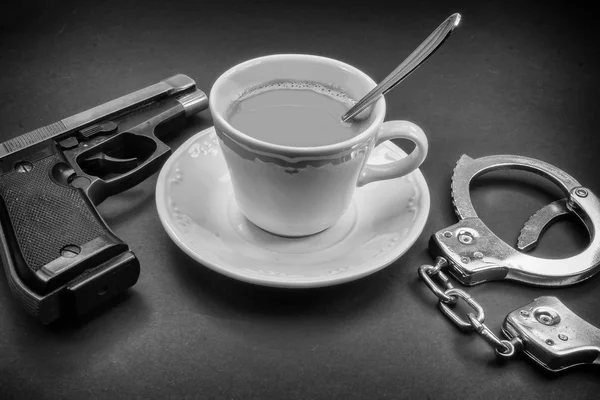 Kaffeedetektiv, Pfeifenpistole und Handschellen — Stockfoto