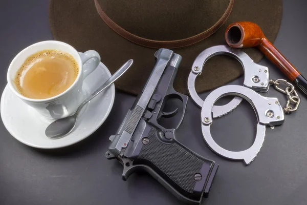 Detective de café, pistola de cachimbo e algemas — Fotografia de Stock