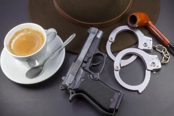 Koffie detective hoed pijp pistool en handboeien — Stockfoto