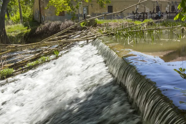 Agua clara en cascada ligera en un río tranquilo — Foto de Stock