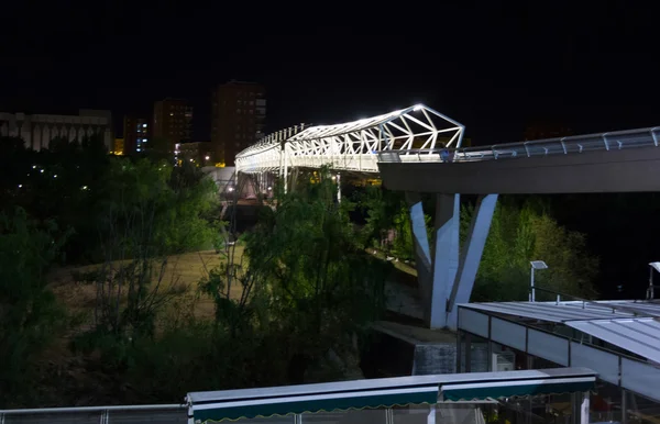 Brücke Fußgängersteg von Moneo, moderne Struktur in der Nacht in — Stockfoto