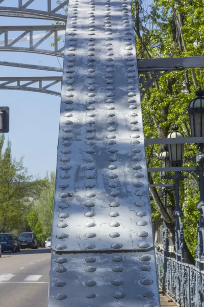 Detalles arquitectónicos de un antiguo puente de hierro en Palencia, España — Foto de Stock