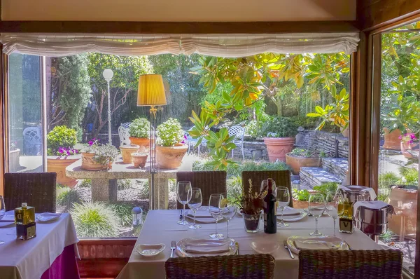 庭の背景で食べる準備ができてテーブル — ストック写真