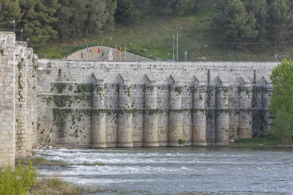 Παλιά πέτρινη γέφυρα μπλοκ με καμάρες και νερό — Φωτογραφία Αρχείου