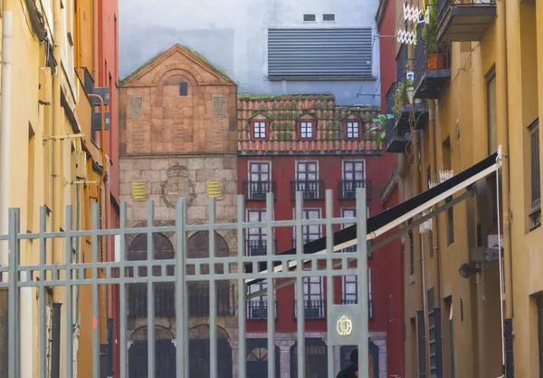 Fasáda malované budovy ve městě — Stock fotografie