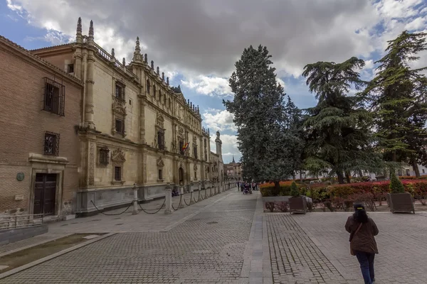 Utcák és régi épületek a város az alcala de henares, spai — Stock Fotó