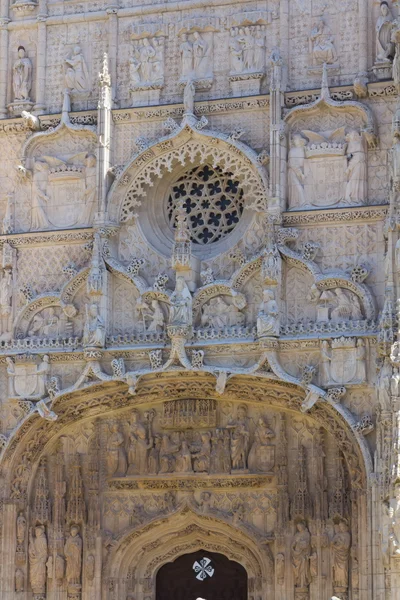 Details und Figuren der gotischen Kirche des Klosters San P — Stockfoto