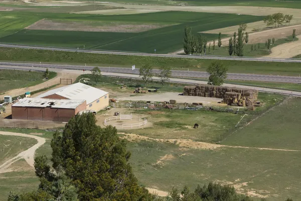 小さな農場、フィールドの馬小屋 — ストック写真