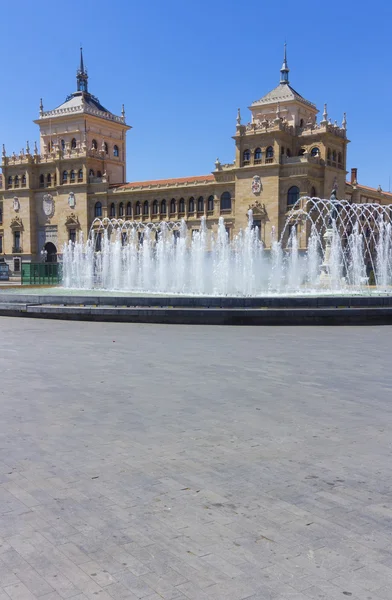 Moderner brunnen auf dem platz zorrilla in valladolid, spanien — Stockfoto