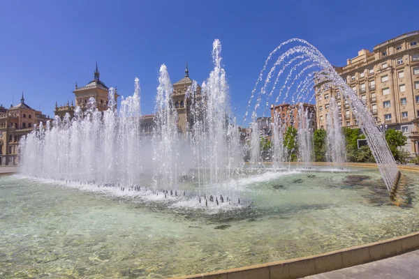 Современный фонтан на площади Зоррилла в Вальядолиде, Испания — стоковое фото