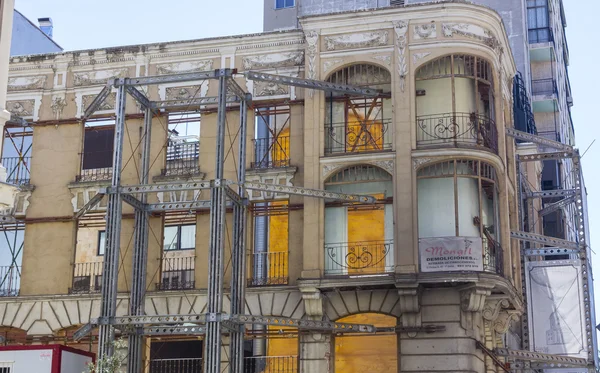 Fachada del antiguo edificio en remodelación, conservando exterior — Foto de Stock