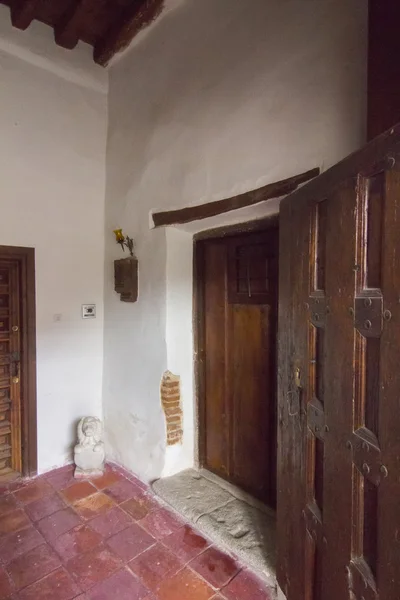 Entrance to an old stone house with wooden doors and white walls — Stock Photo, Image