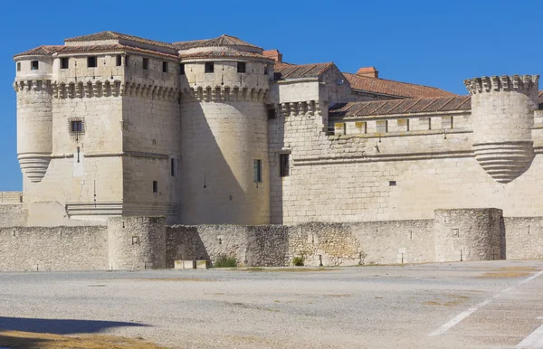 Celebridades gran castillo de la ciudad de Cuellar, España — Foto de Stock