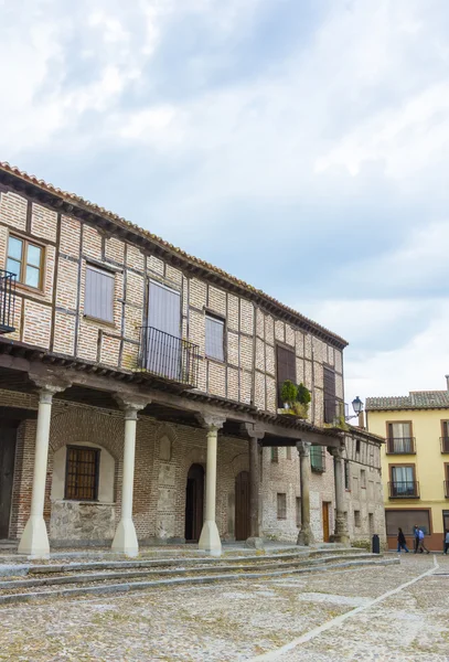 Фасад в стиле Plaza Mudejar с аркадами (Plaza de la Villa) — стоковое фото