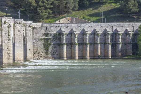 Antiguo bloque de puente de piedra con arcos y agua —  Fotos de Stock