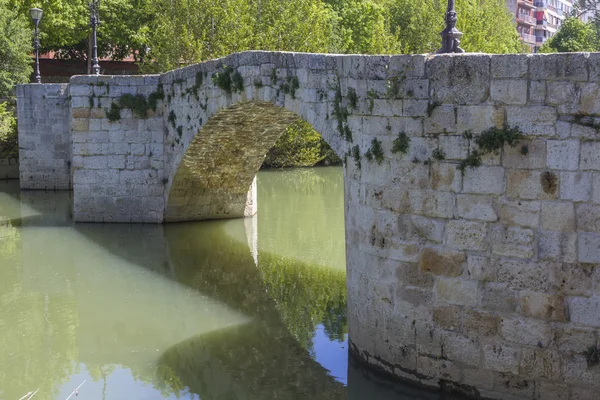 Alter Steinbrückenblock mit Bögen und Wasser — Stockfoto
