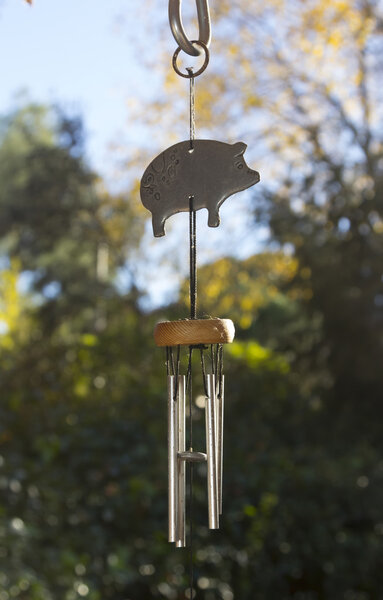 figurine of a pig sounds with air in a garden