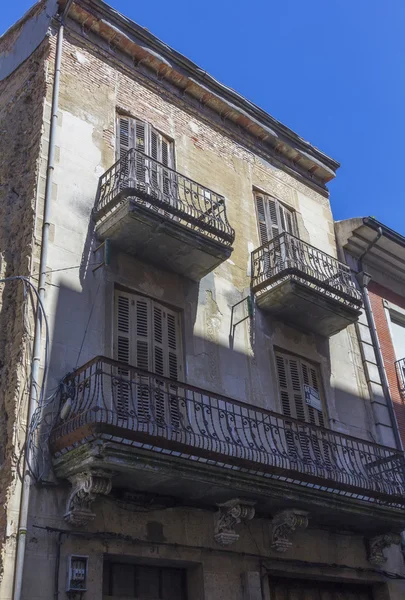 Pequeña casa antigua con balcones y puertas dañadas — Foto de Stock