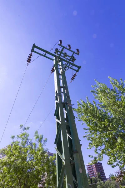 Leggen van elektrische toren geschilderd groen — Stockfoto
