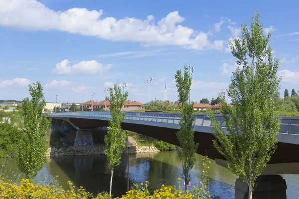 Moderní most od Santa Teresa, na Rio Pisuerga v Valladolid — Stock fotografie