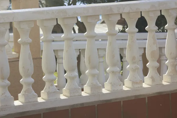 Corrimão decorativo colunas brancas — Fotografia de Stock